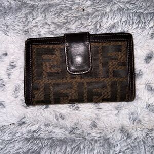 🗣️🚨🔥Men’s or Women’s vintage Pre-Loved Fendi Wallet! Excellent condition!